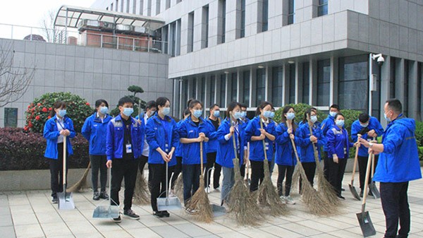 波隆水務集團繼續弘揚雷鋒精神組織員工在榔梨片區開展志願清掃街道活動